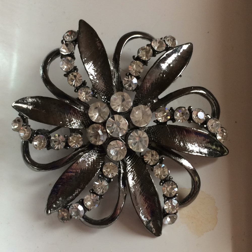 Pretty pin‎ New